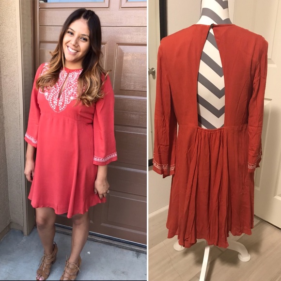 Bohemian Embroirdered Keyhole Dress - Picture 3 of 8